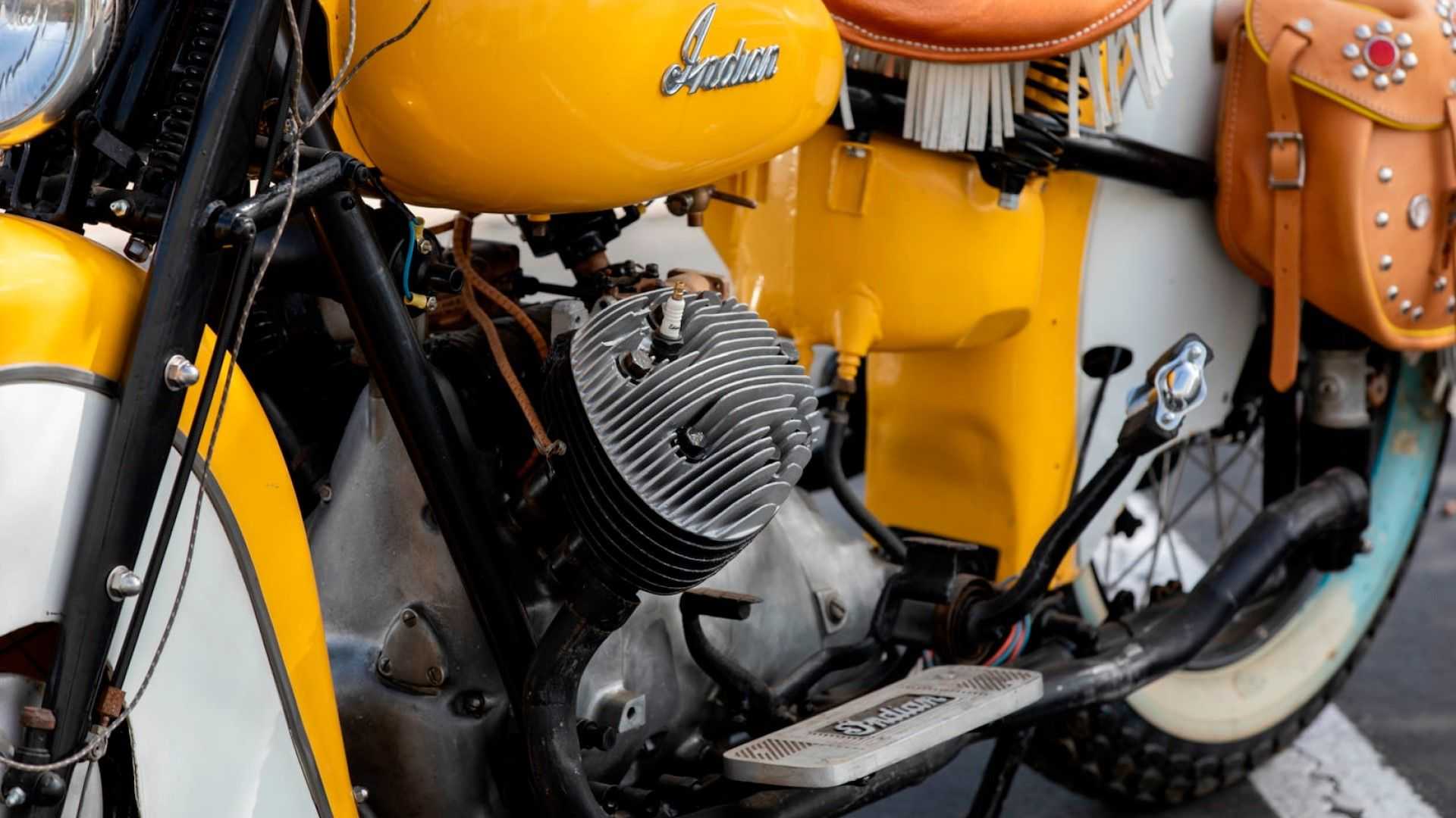 https://cdn.motor1.com/images/mgl/0M2E3/s6/1941-indian-841.jpg